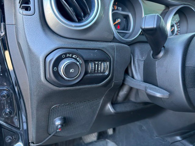 Used 2018 Jeep Wrangler Unlimited Sahara AWD/4WD image 6