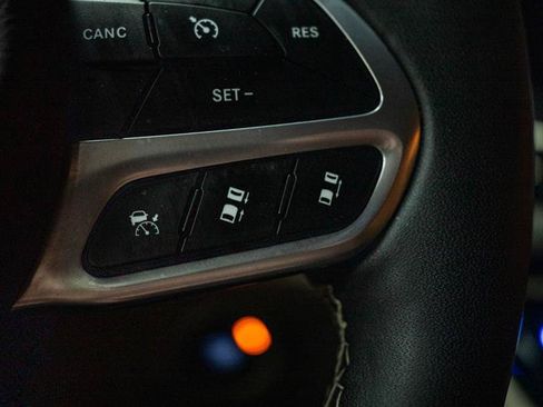 Used 2024 Chrysler Pacifica Touring-L FWD image 18