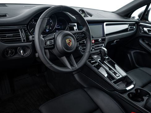 Certified 2025 Porsche Macan Turbo image 4