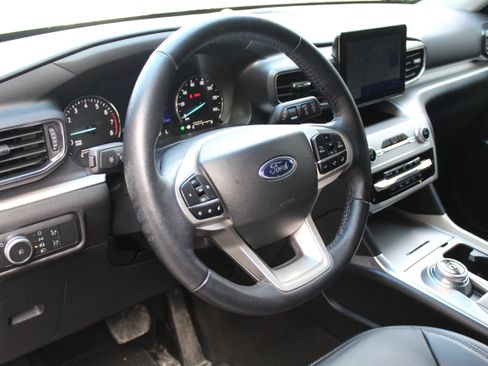Used 2022 Ford Explorer XLT w/ Equipment Group 202A image 8