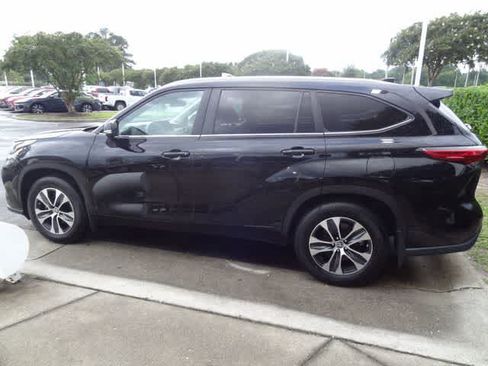 Used 2023 Toyota Highlander XLE FWD image 5