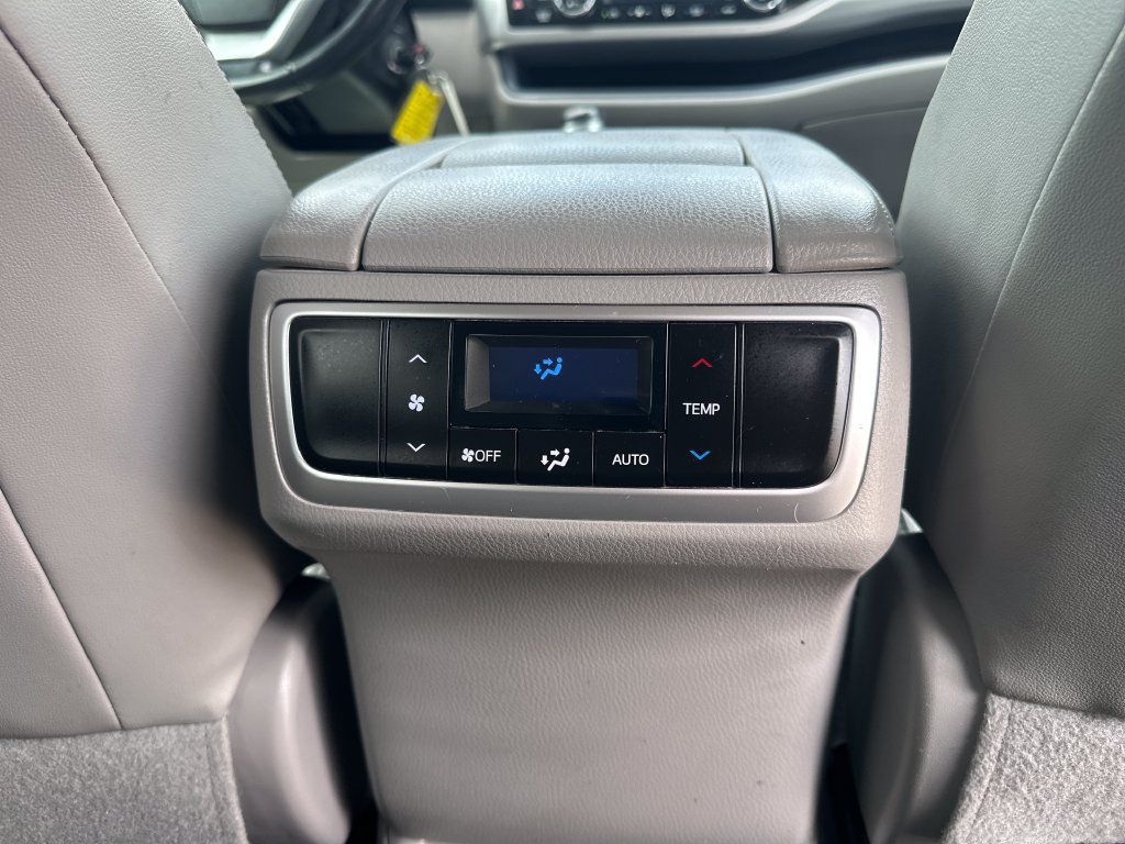 Used 2017 Toyota Highlander Plus FWD image 27