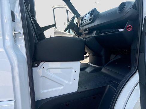 Used 2023 Mercedes-Benz Sprinter 4500 image 2