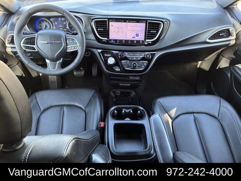 Used 2025 Chrysler Pacifica Select image 11
