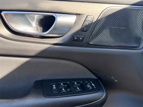 Used 2022 Volvo S60 B5 R-Design image 10