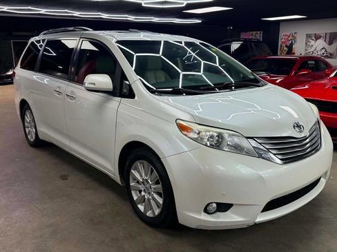 Used 2013 Toyota Sienna Limited w/ Convenience Pkg FWD image 3