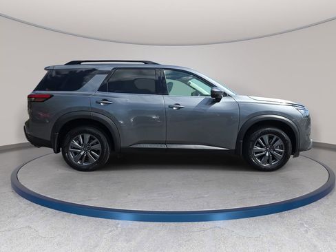 Used 2024 Nissan Pathfinder SV w/ SV Premium Package FWD image 4