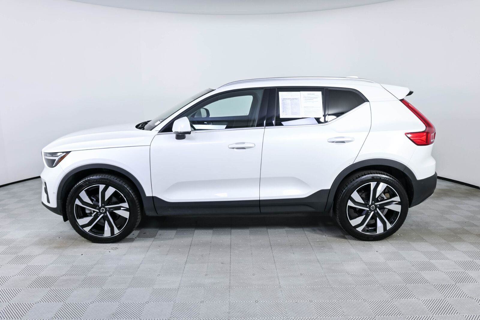 Used 2024 Volvo XC40 B5 Plus w/ Protection Package Premier AWD/4WD image 2