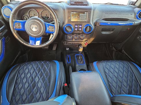 Used 2017 Jeep Wrangler Unlimited Rubicon w/ Connectivity Group image 11