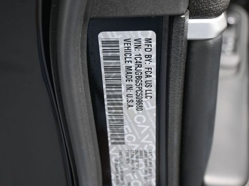 Used 2023 Jeep Grand Cherokee Limited w/ Black Appearance Package image 17