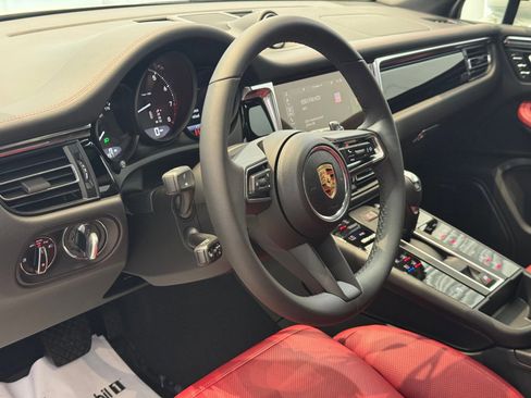 Certified 2025 Porsche Macan image 4