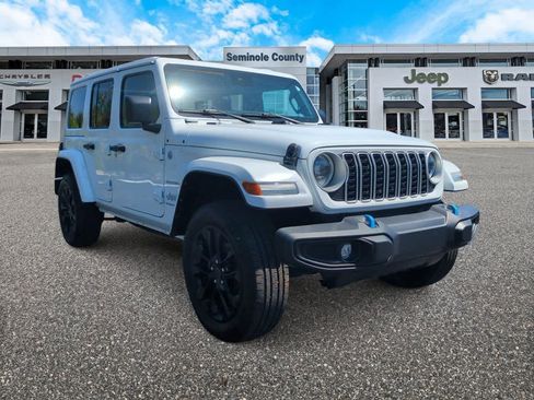 Used 2024 Jeep Wrangler Unlimited Sahara AWD/4WD image 2