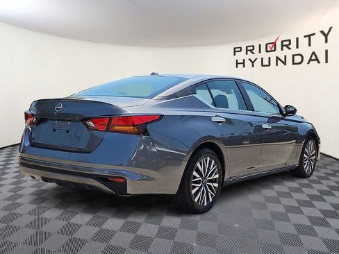 Used 2025 Nissan Altima 2.5 SV FWD image 4