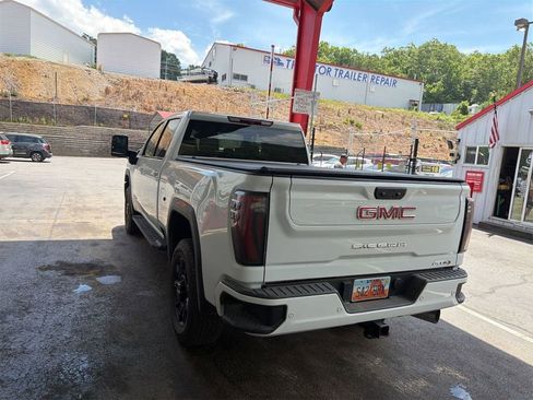 Used 2025 GMC Sierra 2500 AT4 AWD/4WD image 9