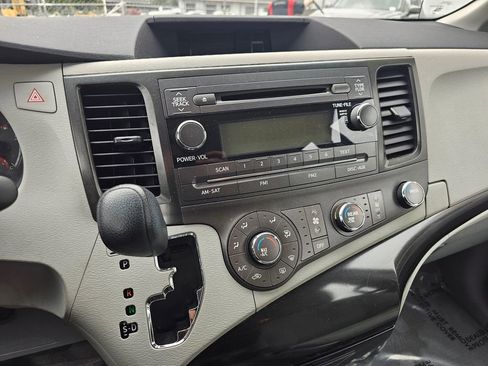 Used 2011 Toyota Sienna w/ Towing Pkg FWD image 26