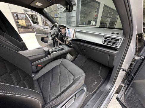 Used 2024 Volkswagen Atlas Cross Sport SE image 23