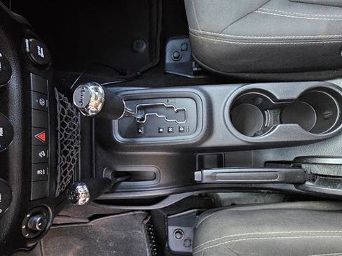 Used 2016 Jeep Wrangler Unlimited Rubicon image 15