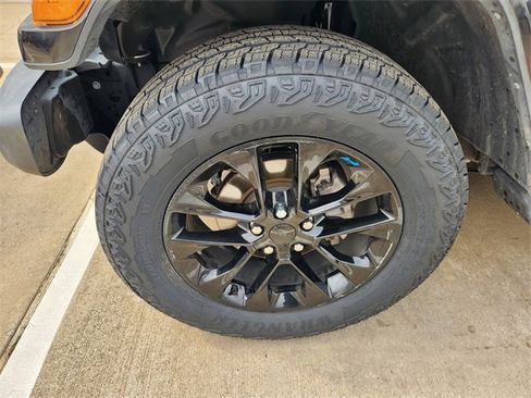 Used 2023 Jeep Wrangler Unlimited Sahara AWD/4WD image 19