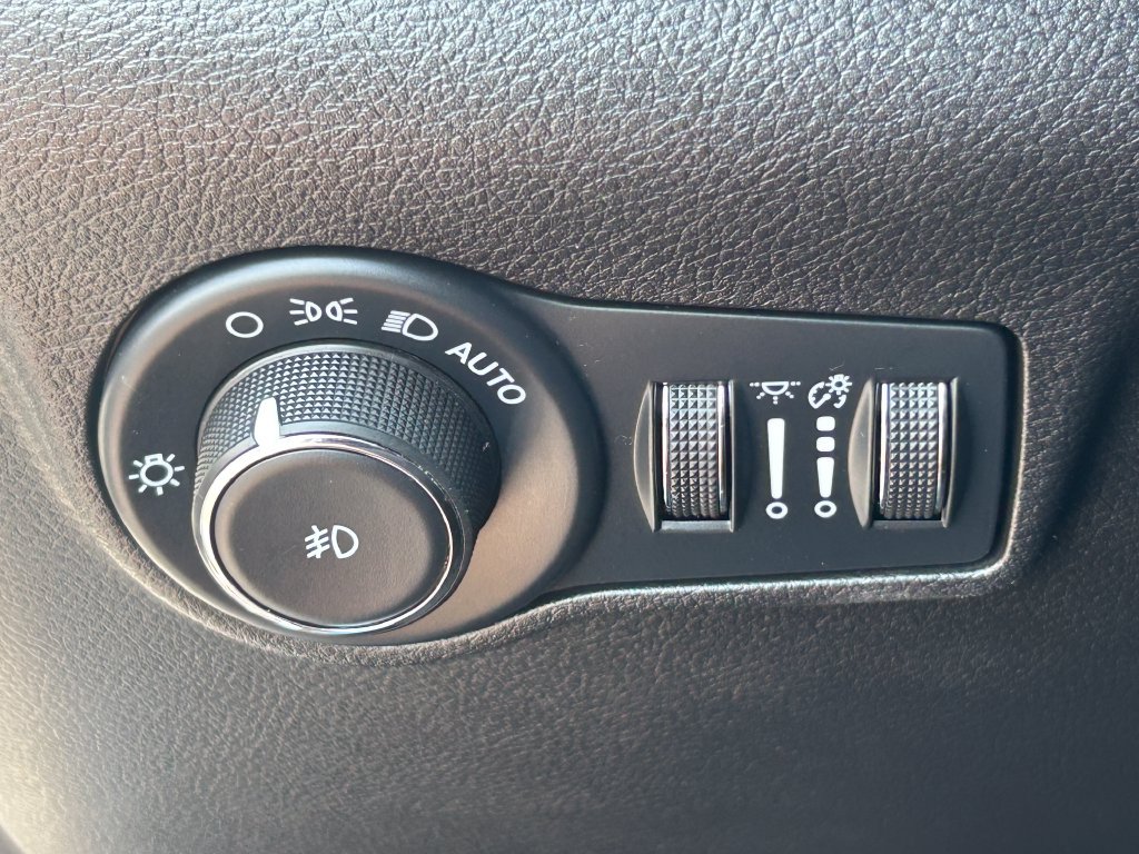 Used 2025 Jeep Compass Trailhawk AWD/4WD image 26