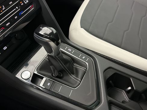 Used 2025 Volkswagen Taos SE w/ Panoramic Sunroof Package FWD image 17