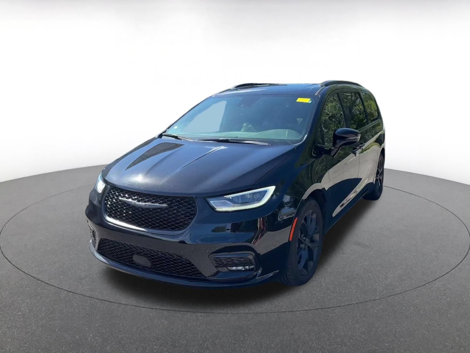Used 2025 Chrysler Pacifica Limited FWD image 4