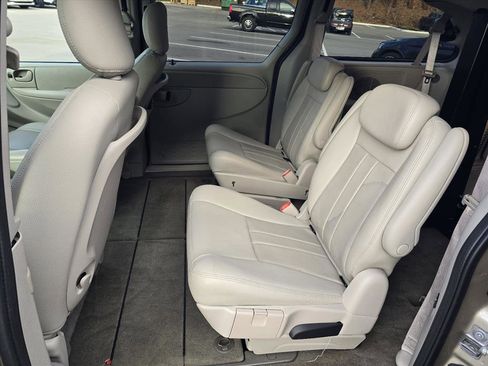 Used 2007 Chrysler Town & Country Touring image 9