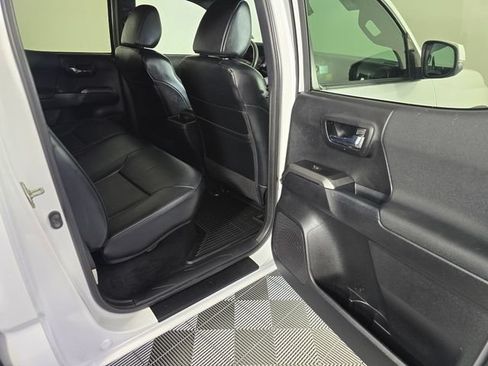 Used 2018 Toyota Tacoma TRD Off-Road AWD/4WD image 13