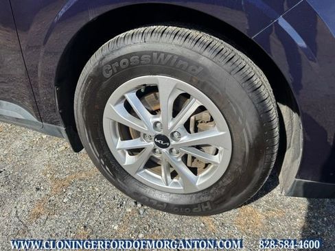 Used 2023 Kia Carnival LX image 10