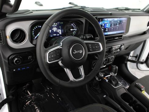 Used 2025 Jeep Wrangler Unlimited Sahara w/ Safety Group AWD/4WD image 8