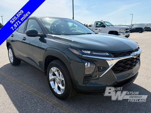 Used 2025 Chevrolet Trax LS w/ LS Convenience Package FWD image 9