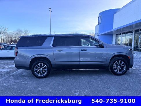 Used 2022 Chevrolet Suburban LT w/ Luxury Package image 7