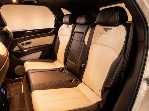Used 2018 Bentley Bentayga AWD/4WD image 11
