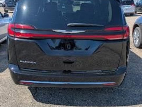Used 2024 Chrysler Pacifica Touring-L FWD image 6