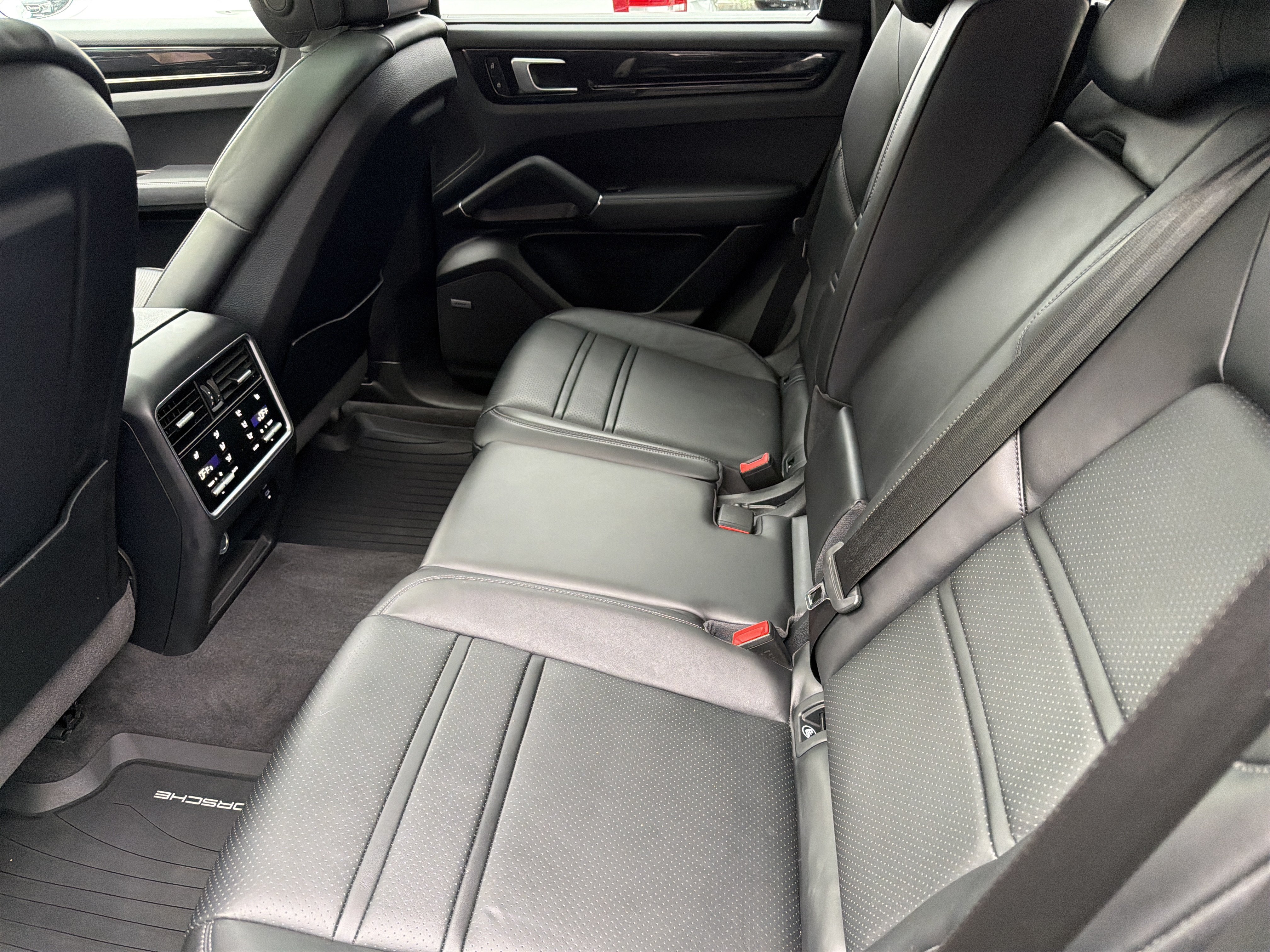 Used 2022 Porsche Cayenne AWD/4WD image 25