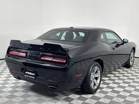 Used 2016 Dodge Challenger SXT image 5