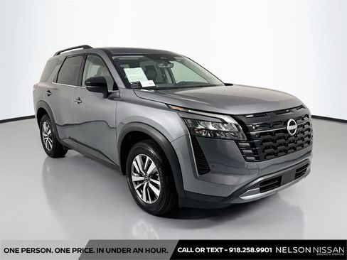 Certified 2026 Nissan Pathfinder SL FWD image 3