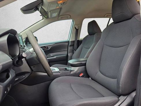 Used 2019 Toyota RAV4 LE FWD image 10