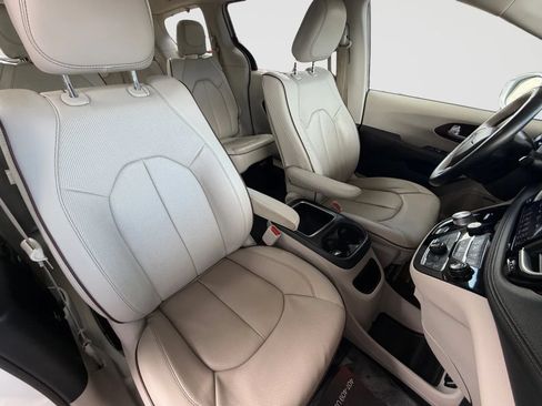 Used 2019 Chrysler Pacifica Limited w/ Tire & Wheel Group FWD image 22