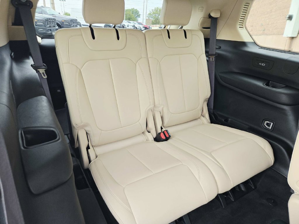Used 2022 Jeep Grand Cherokee L Limited AWD/4WD image 16
