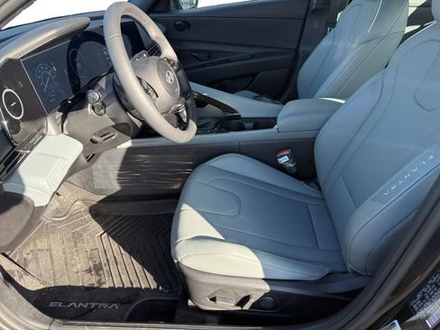 Used 2025 Hyundai Elantra Limited image 9