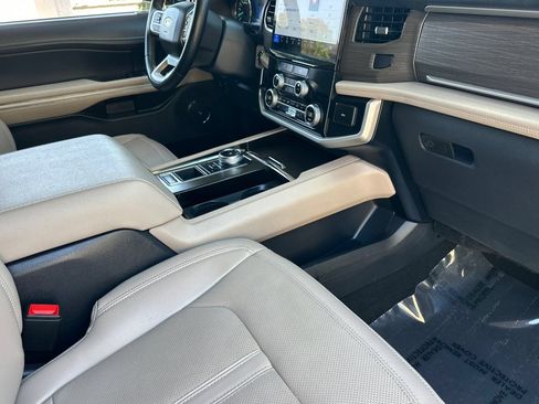 Used 2024 Ford Expedition Limited RWD image 15