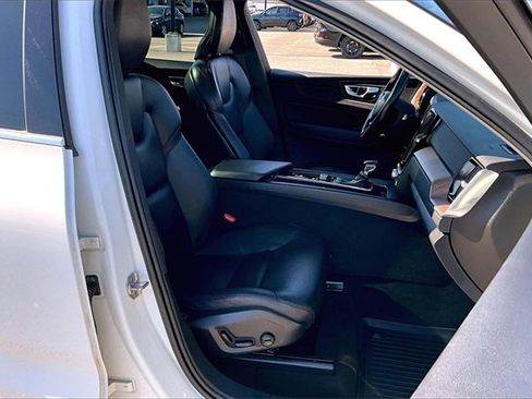 Used 2021 Volvo XC60 T5 Momentum w/ Advanced Package image 27