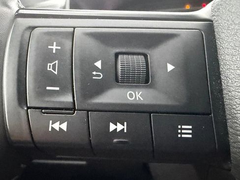 Used 2025 Nissan Rogue SV FWD image 17