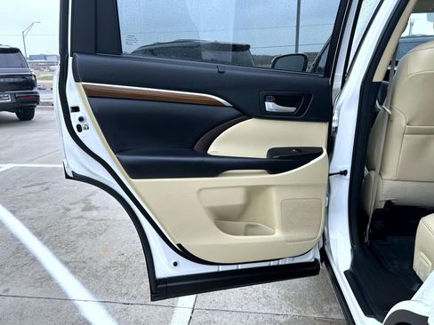 Used 2018 Toyota Highlander Limited image 22