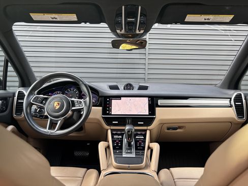 Certified 2022 Porsche Cayenne Platinum Edition image 21