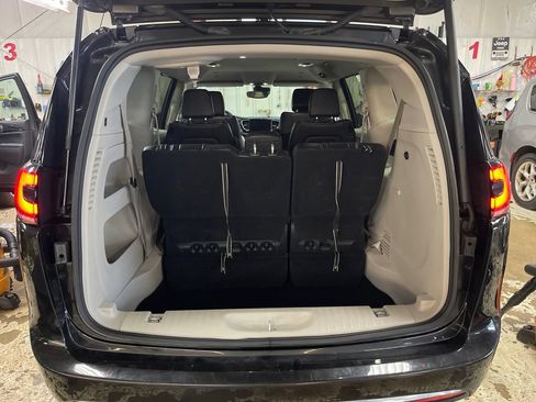Used 2023 Chrysler Pacifica Touring-L FWD image 22