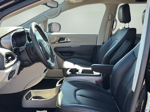 Used 2024 Chrysler Pacifica Touring-L FWD image 15