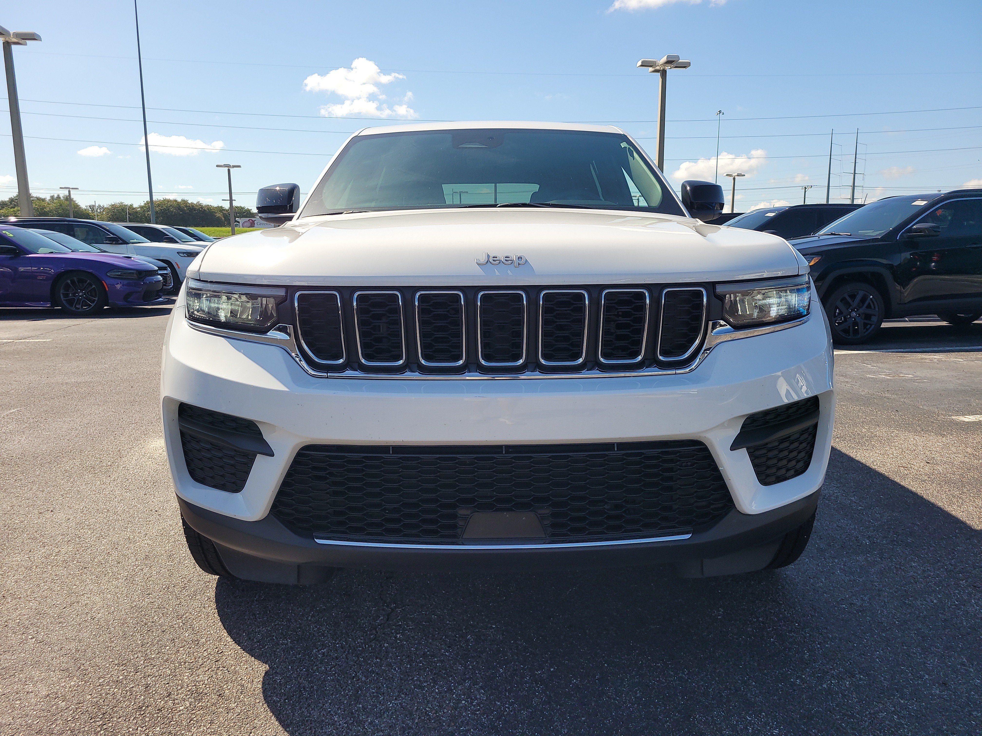 Used 2025 Jeep Grand Cherokee Laredo w/ Luxury Tech Group I RWD image 2