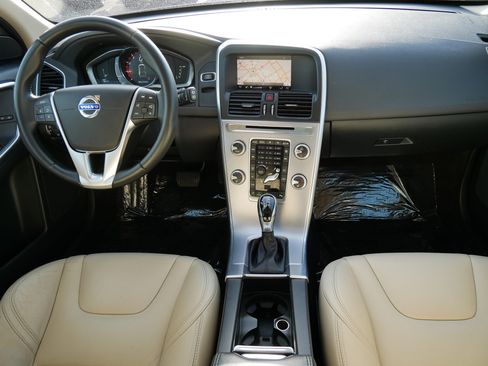 Used 2017 Volvo XC60 T6 Dynamic w/ Preferred Option Package image 10