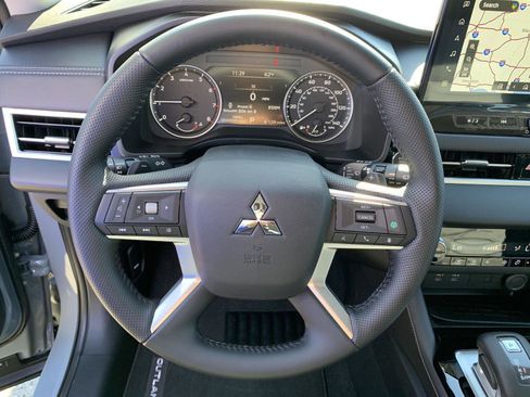 New 2025 Mitsubishi Outlander SE image 15